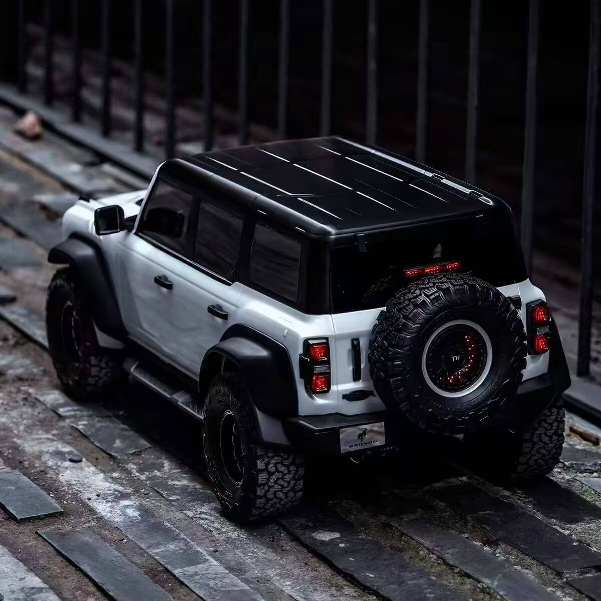 TRACTION HOBBY KM Ford Bronco Raptor 1/8 RTR RC Crawler – Brushless 4WD & Remote Diff Locks - RC Rock Crawler | FUNYAT